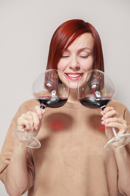 Sommelier engraçado redhaired jovem com taças de vinho