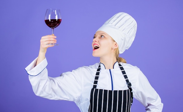 Sommelier genießt Wein Ausgezeichneter Geschmack Sommelier-Fähigkeiten Servieren von Wein im Restaurant Köchin hält ein Glas Wein in der Hand Hervorragende Toasts, die für jeden Anlass funktionieren Welcher Wein zum Abendessen serviert wird