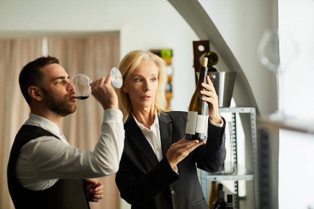 Sommelier, segurando a garrafa de vinho