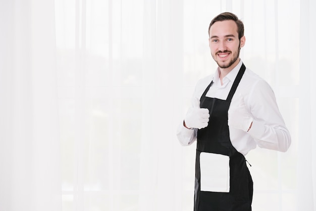 Foto sommelier sorridente com espaço para texto