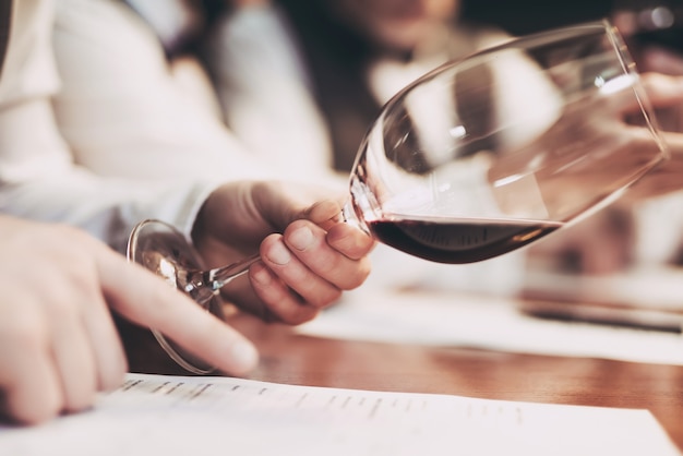 Sommeliers é degustação de vinhos no restaurante.