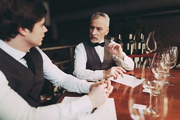 Sommeliers probiert Wein im Restaurant.