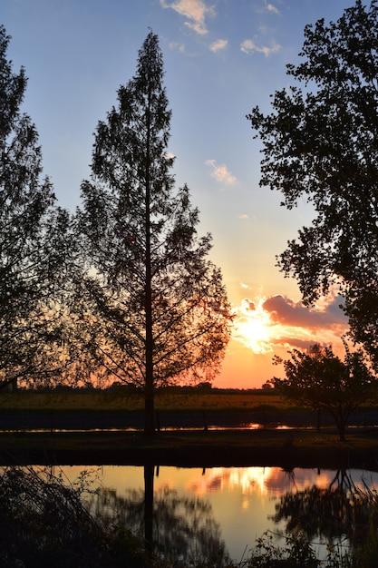 Sommer am Fluss mit einem atemberaubenden bunten Sonnenuntergang