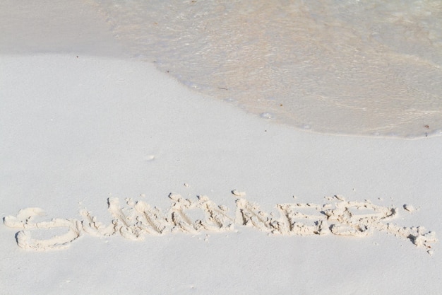 Sommer am Strand mit Welle geschrieben.