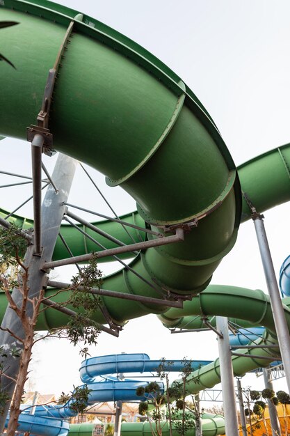 Sommer-Aquapark mit Rutschen und bunten Pfeifen bei Sonnenuntergang. Sonnige Ruhe