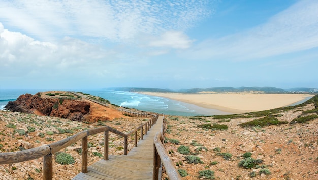 Sommer Atlantikküste und Aussichtspunkt am Sandstrand Praia da Bordeira in der Nähe der Mündung des Flusses Nebliger Blick Carrapateira Algarve Portugal