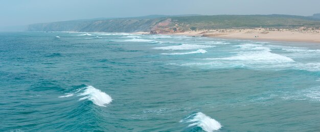 Sommer Atlantikküste und Sandstrand Praia da Bordeira. Misty View (Carrapateira, Algarve, Portugal). Zwei Aufnahmen fügen ein hochauflösendes Panorama zusammen. Menschen nicht wiederzuerkennen.