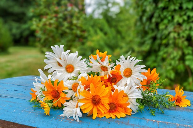 Sommer auf dem Land Schöne Blumen im Garten eines Landhauses