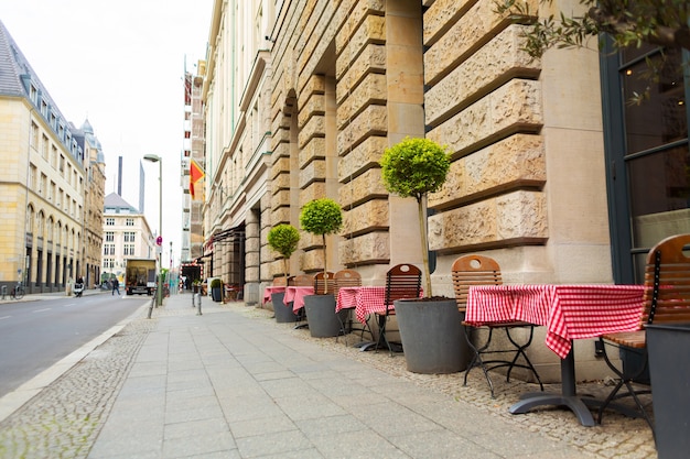 Sommer Außenbereich des Restaurants. Bürgersteig Tische.