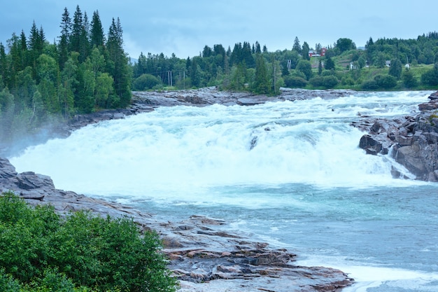 Sommer Bergblick auf den Fluss (Norwegen).