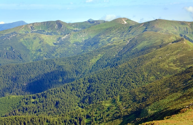 Sommer bewölkte Berglandschaft (Ukraine, Karpaten)