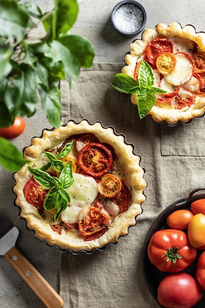 Sommer-Blätterteig-Torte mit Tomaten-Mozzarella und Bazil-Gemüse-Quiche flach gelegt