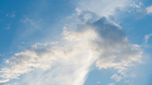 Sommer blauer Himmel Wolken Hintergrund Schönheit klar bewölkt bei Sonnenschein ruhig hell Winter Luft Hintergrund