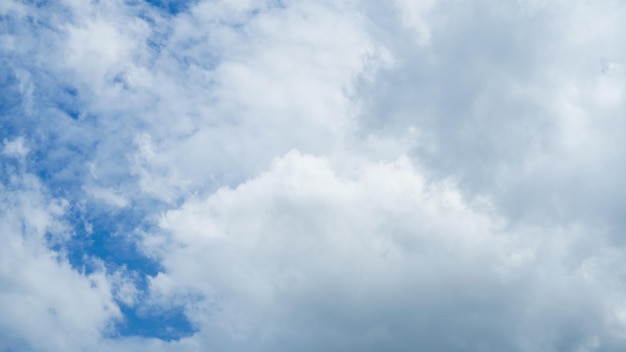 Sommer blauer Himmel Wolken Hintergrund Sonnenlicht Sonnenstrahl frische Luft sonnige Beleuchtung Schönheit klar weiß bewölkt im Sonnenschein ruhig hell Winterluft Hintergrund am Morgen