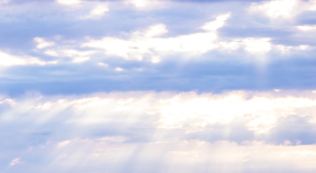 Sommer blauer Himmel Wolkenverlauf hellweißer Hintergrund Selektiver Fokus