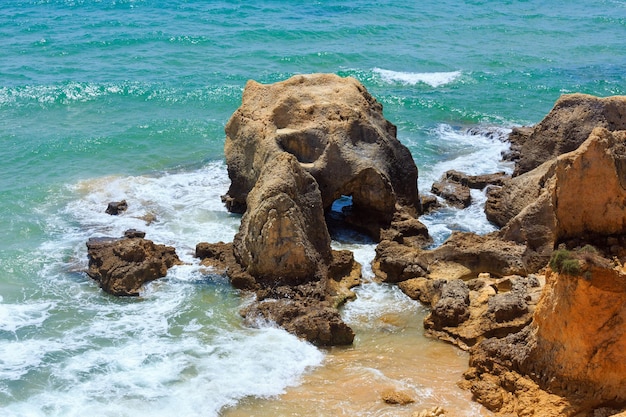 Sommer Blick auf die Atlantikküste (Albufeira Stadtrand, Algarve, Portugal).