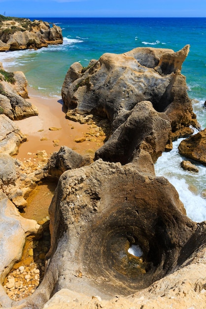 Sommer Blick auf die Atlantikküste (Albufeira Stadtrand, Algarve, Portugal).