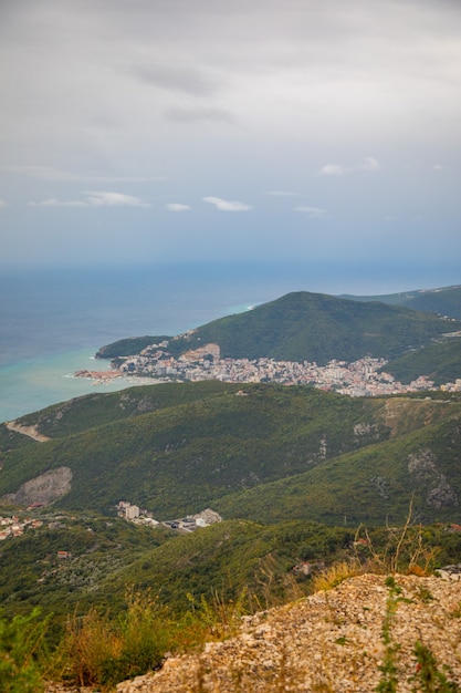 Sommer budva riviera küstenpanorama landschaft in montenegro blick von der spitze der bergstraße