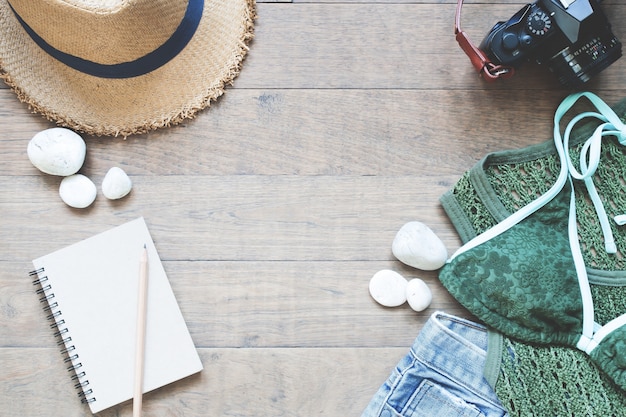 Sommer-Elemente für Frauen, Strand Sommer-Sammlung auf Holz Hintergrund mit Kopie Raum