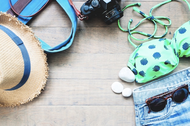 Sommer-Elemente für Frauen, Strand Sommer-Sammlung auf Holz Hintergrund mit Kopie Raum