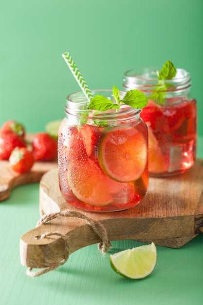 Sommer Erdbeergetränk mit Limette und Minze in Gläsern