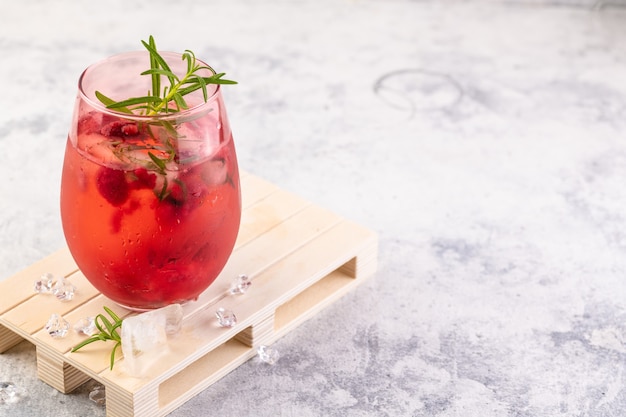 Sommer erfrischende Cocktails aus Roséwein oder Gin mit Himbeeren und Rosmarin