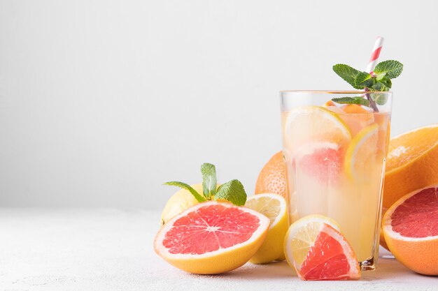 Sommer erfrischende Limonade mit Minze auf hellem Hintergrund.