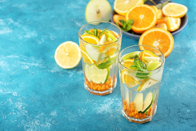 Sommer erfrischende Limonade mit Orange, Zitrone, Minze in Gläsern