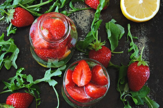 Sommer erfrischendes Detoxgetränk Erdbeer-Zitronen-Rucola.