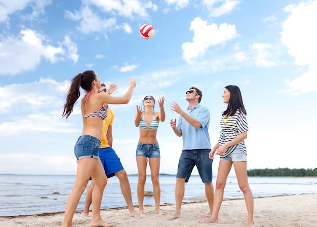 sommer, ferien, ferien, glückliches menschenkonzept - gruppe von freunden, die spaß am strand haben