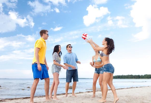 sommer, ferien, ferien, glückliches menschenkonzept - gruppe von freunden, die spaß am strand haben