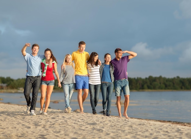 Sommer, Ferien, Urlaub, Konzept der glücklichen Menschen - Gruppe von Freunden, die Spaß am Strand haben