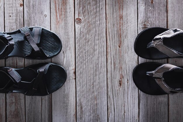 Sommer-Flip-Flops und Sandalen auf Holzhintergrund Zubehör Kopierbereich Selektiver Fokus