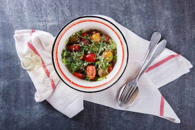 Sommer Gemüsesalat, gemischte Kirschtomaten