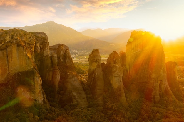 Sommer Griechenland. Bizarre Felsen in Meteora. Sonniger Sonnenuntergang