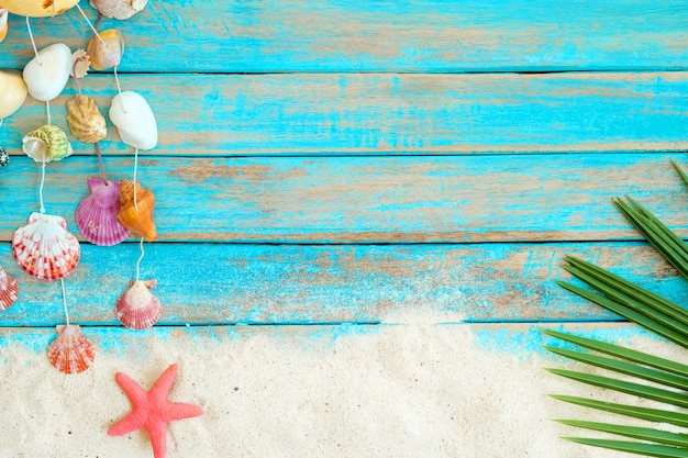 Sommer Hintergrund mit Strand Sand, Starfish und Muscheln Dekoration hängen