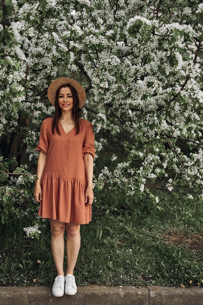 Foto sommer hintergrund. schönes junges mädchen in blühender scheiße