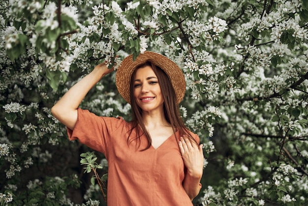 Foto sommer hintergrund. schönes junges mädchen in blühender scheiße