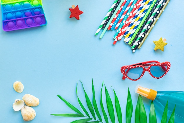 Sommer Hintergrund Stimmung, tropisches Blatt, Sonnenbrille, Muscheln, Spaß Zubehör, Reiseurlaub, Ozean Meer Sommer einfache Grübchen Pop es Popit Anti-Stress sensorisches Spielzeug positive Stimmung Draufsicht