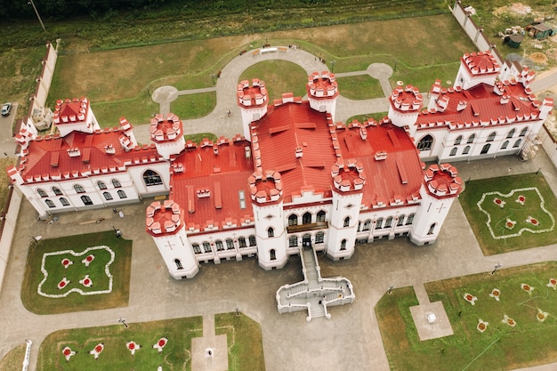 Sommer-Kossovsky-Schloss in Belarus.Puslovsky-Palast.