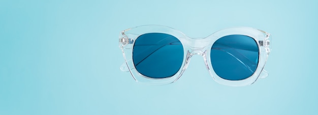 Sommer kreatives Konzept. Minimaler Stil mit transparenter Sonnenbrille