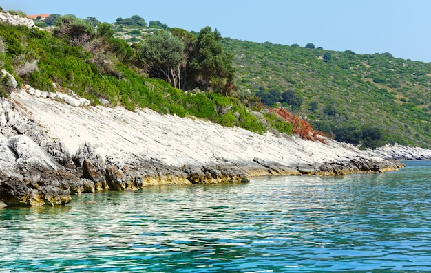 Sommer Küstenblick vom Motorboot Kefalonia, nicht weit von Agia Effimia, Griechenland