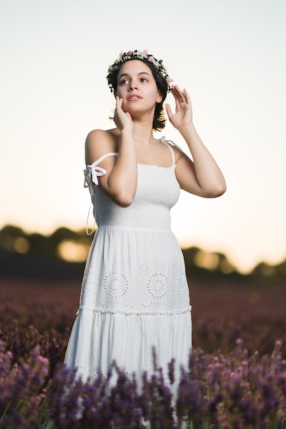 Sommer Lavendelfeld Natur glückliche junge hispanische Frau in lila Blumen Wiesenlandschaft