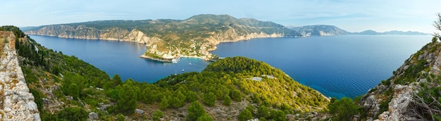 Sommer Meerblick der Halbinsel Assos (Griechenland, Kefalonia, Ionisches Meer). Panorama.