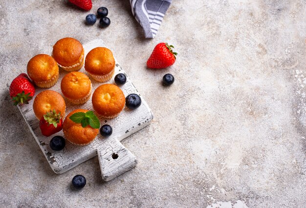 Sommer Mini Cupcakes mit Beeren