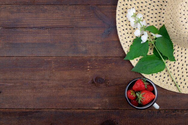 Sommer mit Strohhut, Erdbeeren