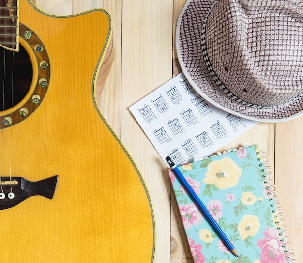 Foto sommer-musikerausrüstung, gitarre mit musiknotizbuch