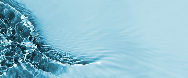 Sommer Natur Wasserwellen im Sonnenlicht Aquamint flüssige farbige klare Wasseroberflächenstruktur