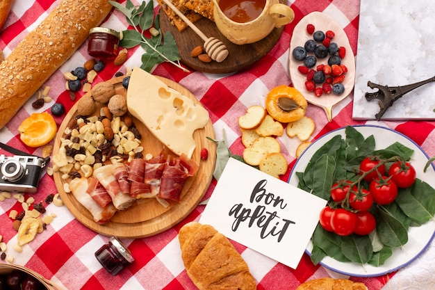 Sommer-Picknick-Party. Essen, Honig und Obst lagen auf karierten Decken.