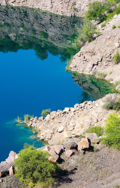 Sommer Radonsee anstelle des überfluteten Granitsteinbruchs Mygia Ukraine